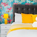 Modern 6-Bedroom Home - Sleeps 12 - Parking - Garden 568P
