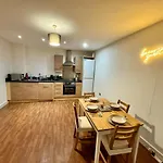 Casa Luxe 2 Bed City Centre Free Parking & Outdoor Patio