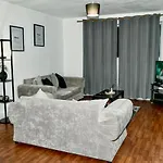 Casa Luxe 2 Bed City Centre Free Parking & Outdoor Patio