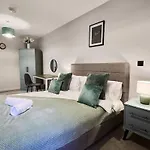 Stylish 1 Bedroom Apartment In Birmingham