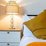 2 Bedroom 4 Beds Flat With Free Parking Sleeps 7 Guest