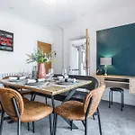 Modern-Family-Contractors-Netflix-Fast Wifi-Private Parking-Nec-Hs2-Jlr