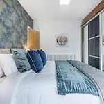 Modern-Family-Contractors-Netflix-Fast Wifi-Private Parking-Nec-Hs2-Jlr
