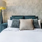 Modern-Family-Contractors-Netflix-Fast Wifi-Private Parking-Nec-Hs2-Jlr
