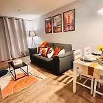Entire 2Br City Centre Skyline Apartment With Parking