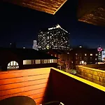 Entire 2Br City Centre Skyline Apartment With Parking