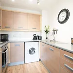 Modern Apartment- Birmingham- Broad Street & Brindley Place- 10 Min Walk From Bullring, 02 Arena, New Street Station & Grand Central