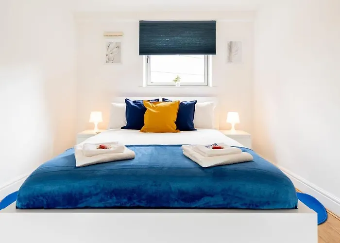 Contemporary 1-Bed City-Centre Apartment With Private Parking