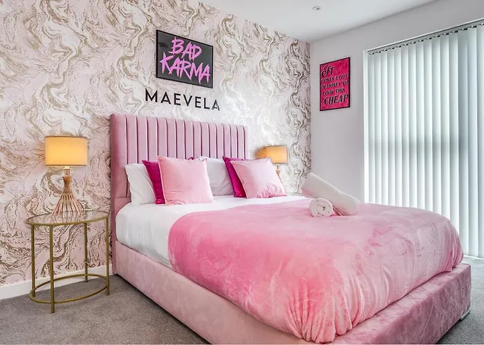 Maevela Apartments - Pink Luxury 1 Bed Apartment City Centre - 5 Min Walk From Bullring, Cube, Mailbox, New Street Station - Free Netflix & Wifi - No Parking