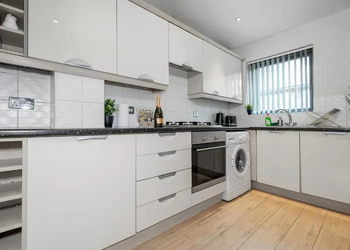 City Centre Townhouse - 3 Bedrooms - Garage - Parking - Top Rated