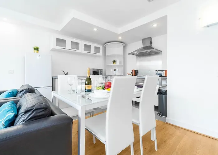 Luxury Two Bedroom City Centre Apartment - Secure Parking - Rated Exceptional