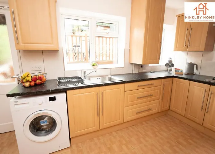 Lovely Refurbished Home - Free Parking-Wifi By Hinkley Homes Short Lets & Serviced Accommodation