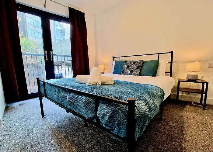 Spacious & Modern Apartment In City Centre With Balcony