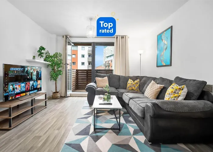 City Centre Apartment - Private Balcony - Top Rated
