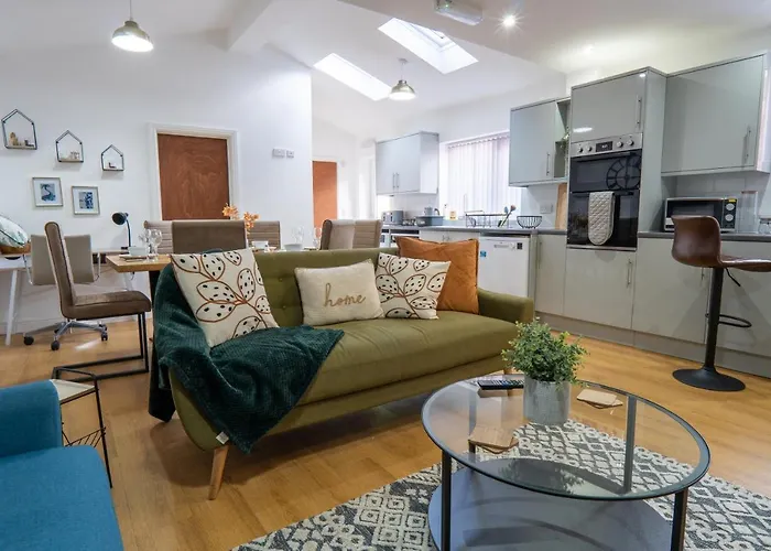 Heartland House, 7 Spacious Bedrooms Sleeps 4 Plus, Near Nec, Jlr,Bhx
