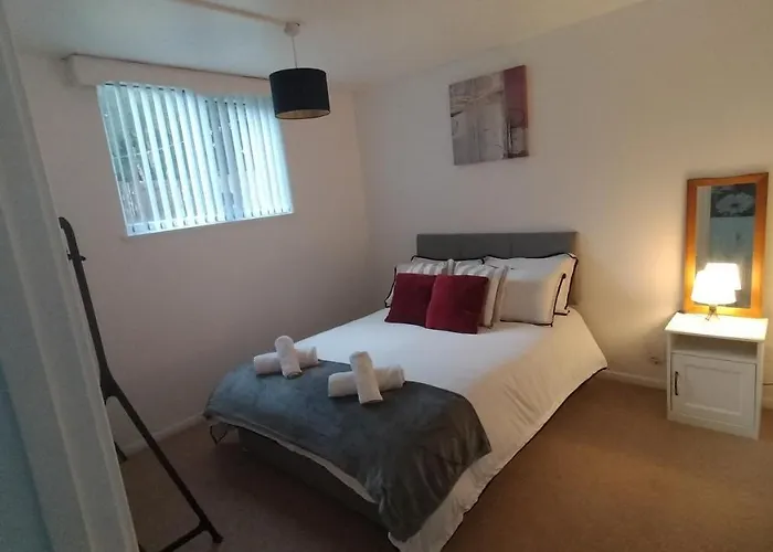 Leeson House In Harborne, Birmingham Near Botanical Gardens, Queen Elizabeth Hospital, Birmingham University, Utilita Arena, Edgbaston Cricket Ground, Cadbury World And The Mac, With Free Parking