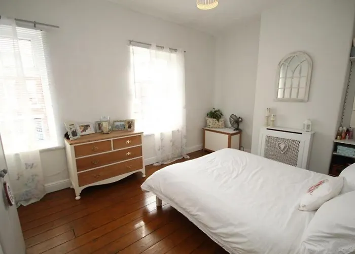Free Parking Private 4 Bedroom Central House