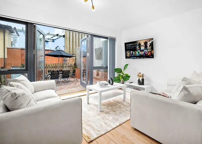 City Centre Townhouse - Three Bedrooms - Garage - Garden - Balcony 19L
