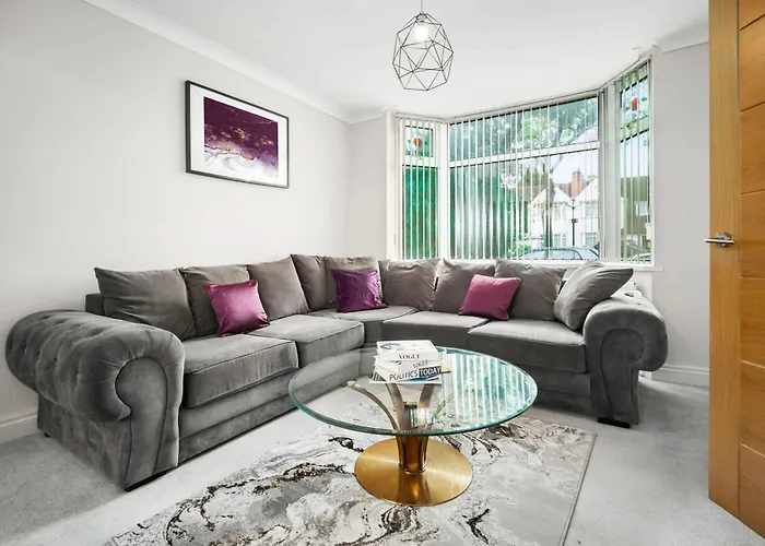 Luxury 3 Bedroom House - Parking - Garden - Pool & Tennis Table - Top Rated - 782S