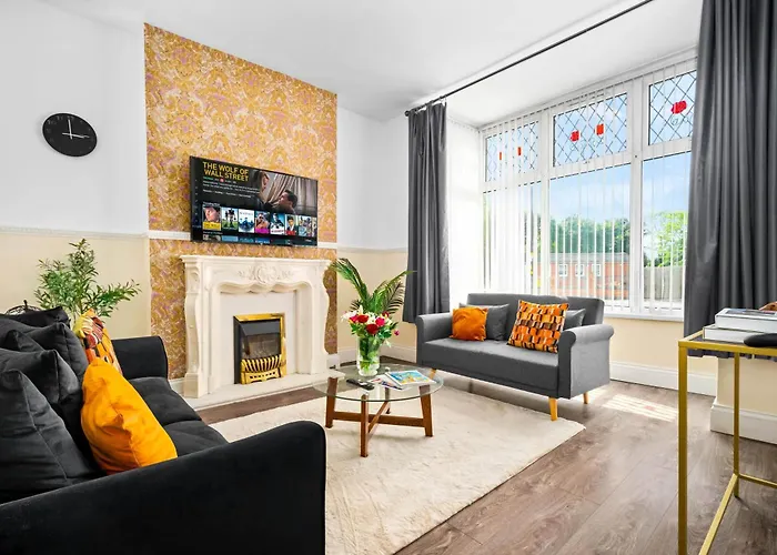 Modern 6-Bedroom Home - Sleeps 12 - Parking - Garden 568P