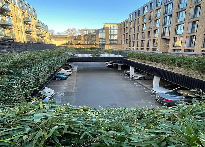 Spacious 1 Bed Apartment With Workspace, Coffee & Free Secure Parking