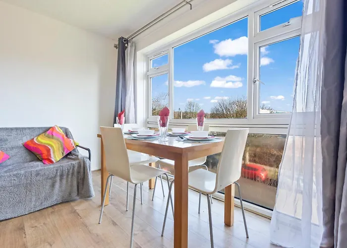 2 Bedroom 4 Beds Flat With Free Parking Sleeps 7 Guest