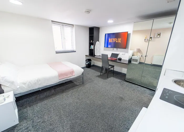 Equipped Compact Studios Next To Uob And Qe Hospital!