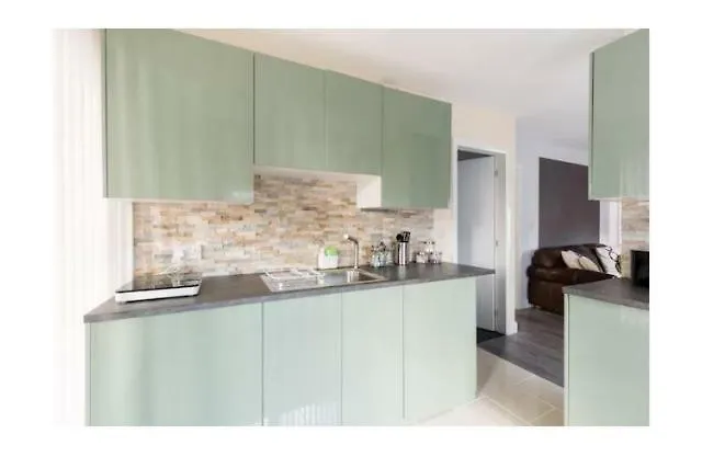 Treetops Flat3 Hall Green B28
