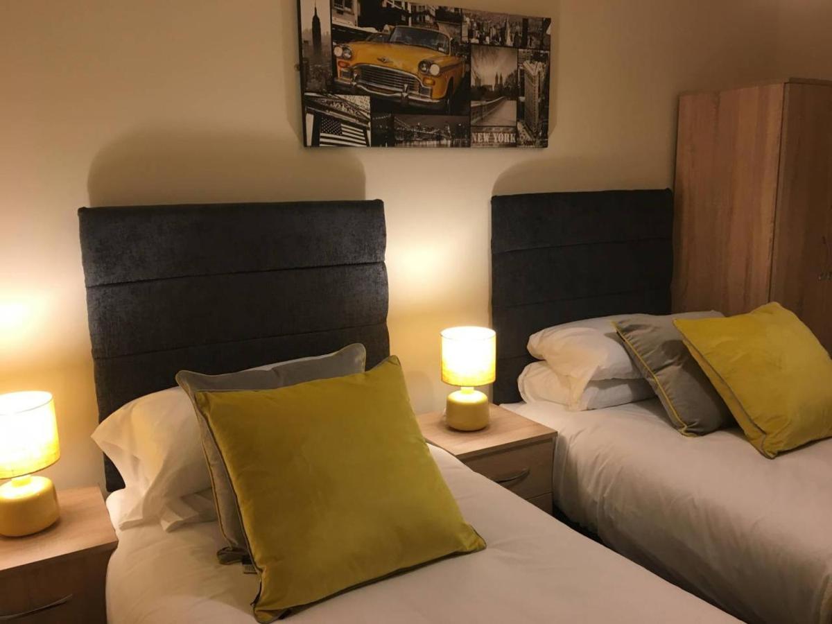 Staynec Moat House Birmingham - For Company, Contractor And Leisure Stays - Nec, Hs2, Jlr, Airport Holiday home Birmingham