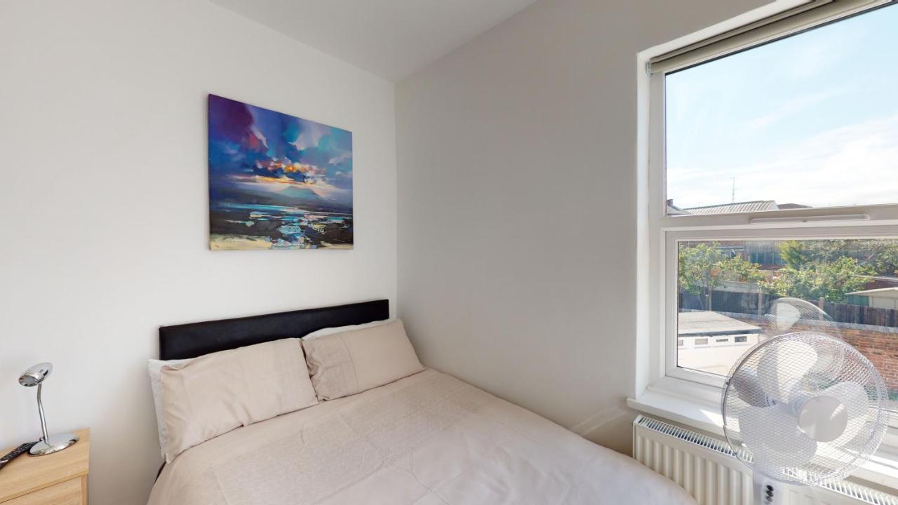 J Kyns 2 Bedrooms House With Two Double Beds Apartment *