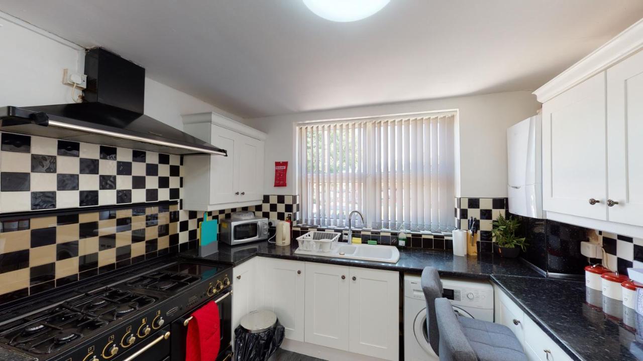J Kyns 2 Bedrooms House With Two Double Beds Birmingham