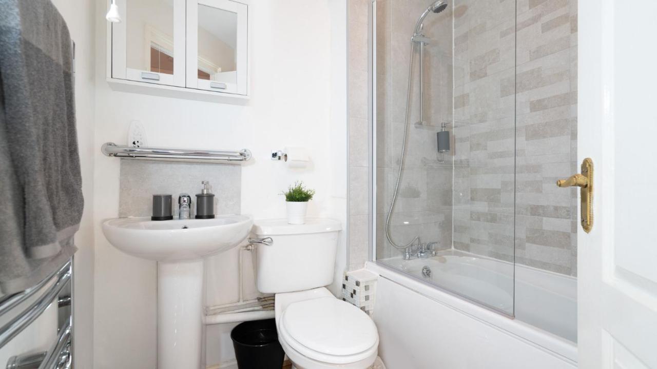 Contemporary 1-bed City-centre With Private Parking Apartment *