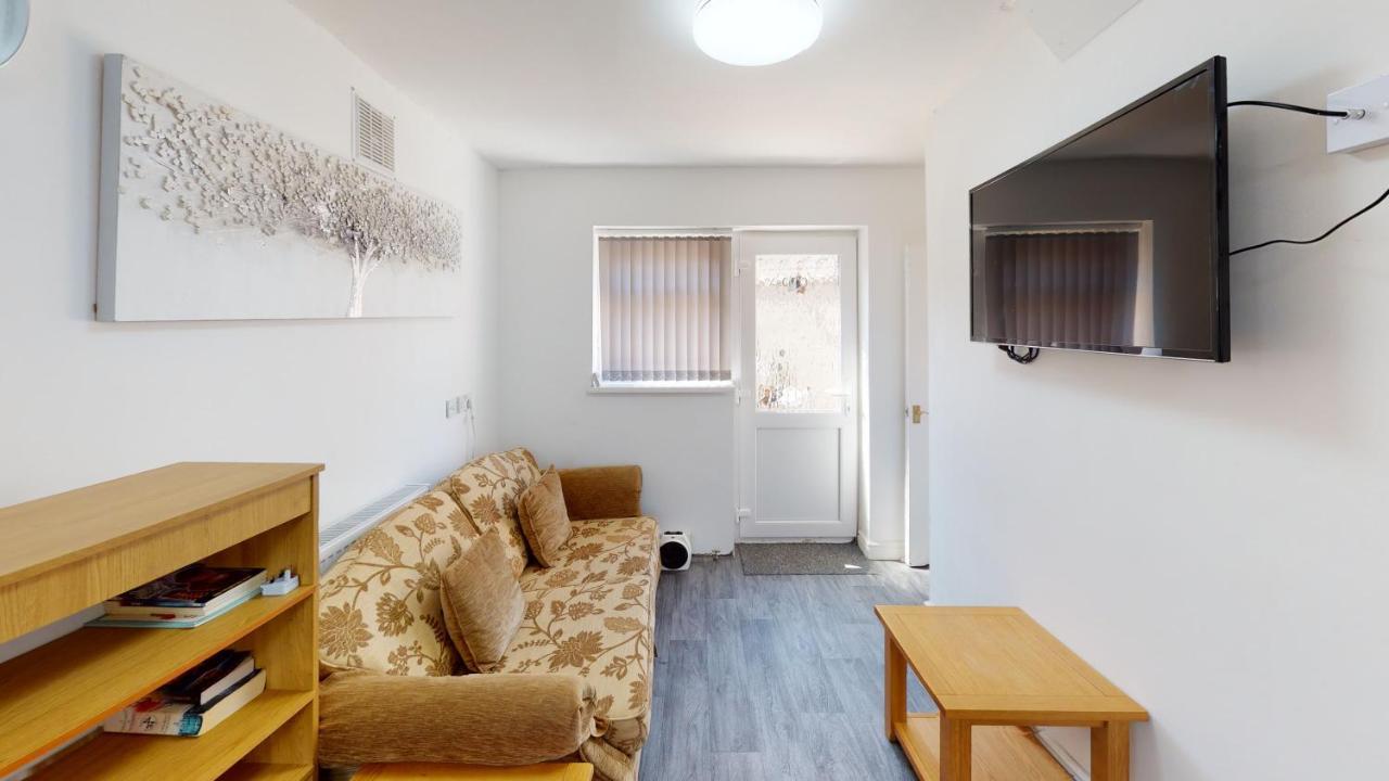 J Kyns 2 Bedrooms House With Two Double Beds Birmingham
