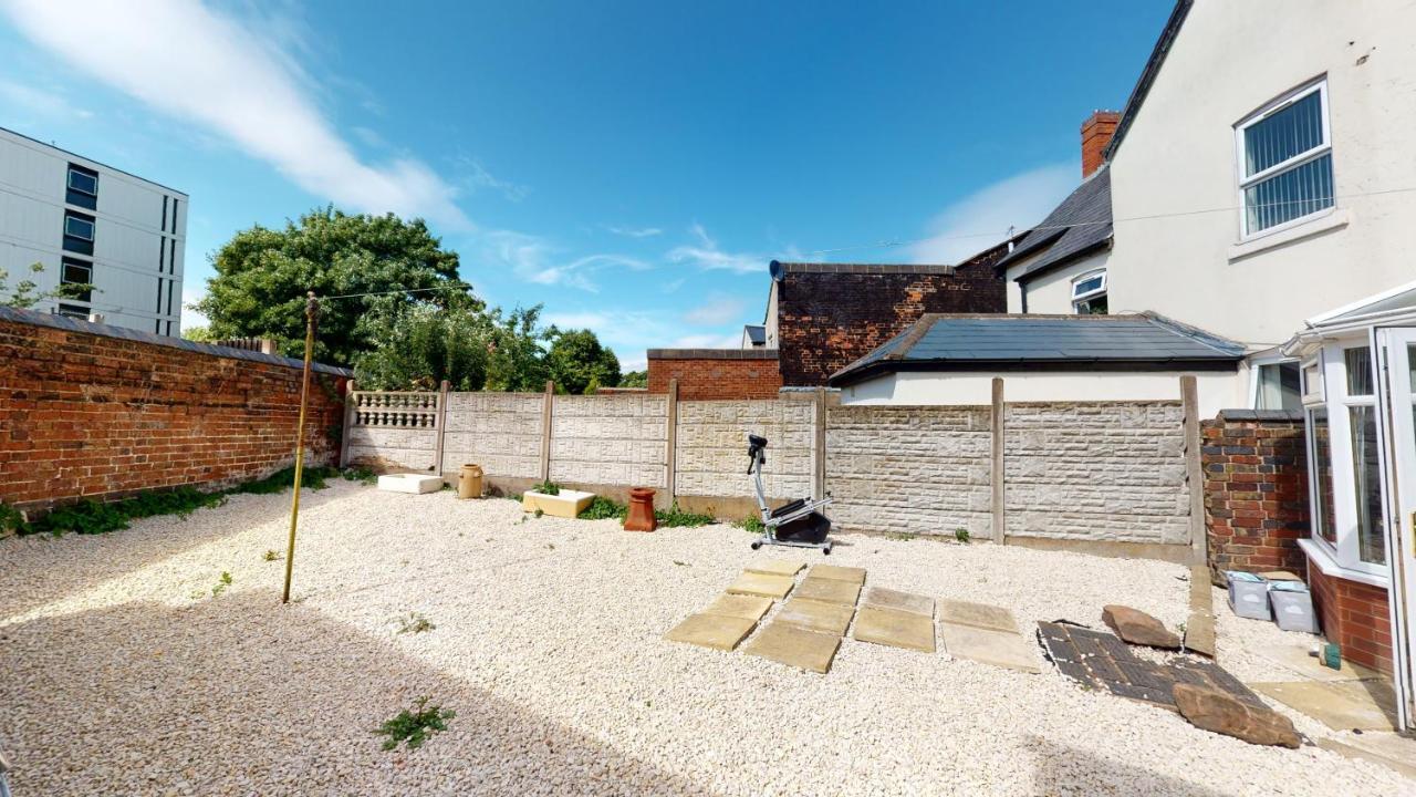 J Kyns 2 Bedrooms House With Two Double Beds *