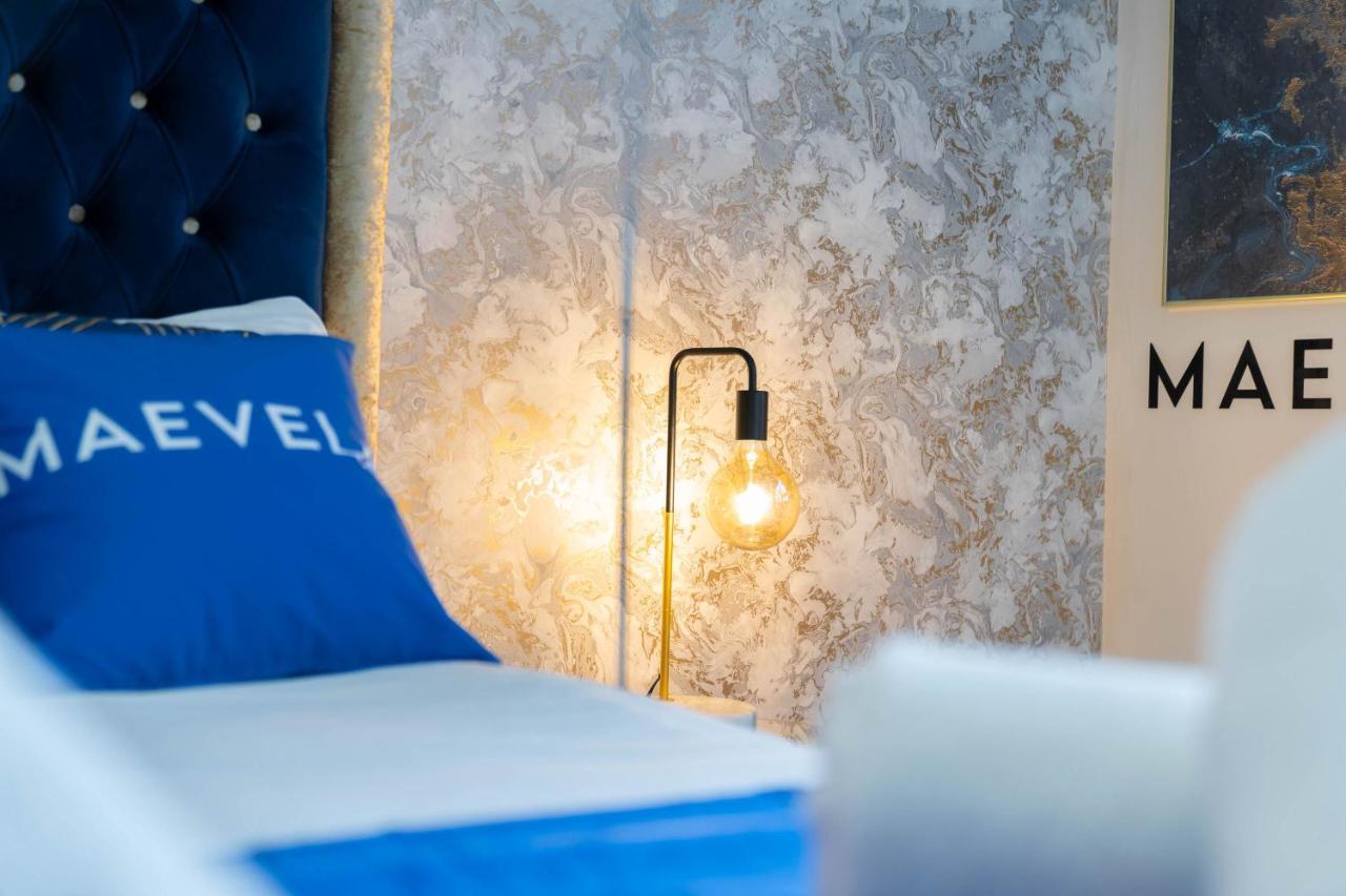 Maevela - Huge 7ft Emperor Luxury 2 Bed - With Parking - New Build - Centre, Digbeth - Rooftop Terrace - Ps4 & Smart Tv's