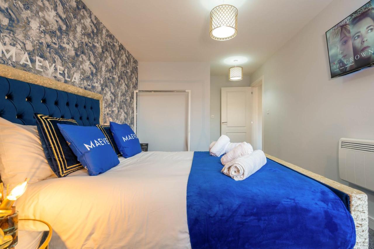 Maevela - Huge 7ft Emperor Luxury 2 Bed - With Parking - New Build - Centre, Digbeth - Rooftop Terrace - Ps4 & Smart Tv's Apartment Birmingham