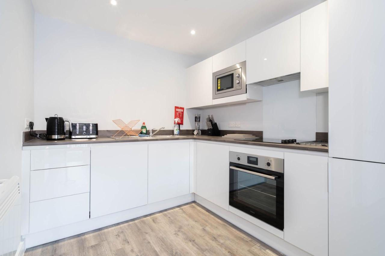 Maevela - Huge 7ft Emperor Luxury 2 Bed - With Parking - New Build - Centre, Digbeth - Rooftop Terrace - Ps4 & Smart Tv's *