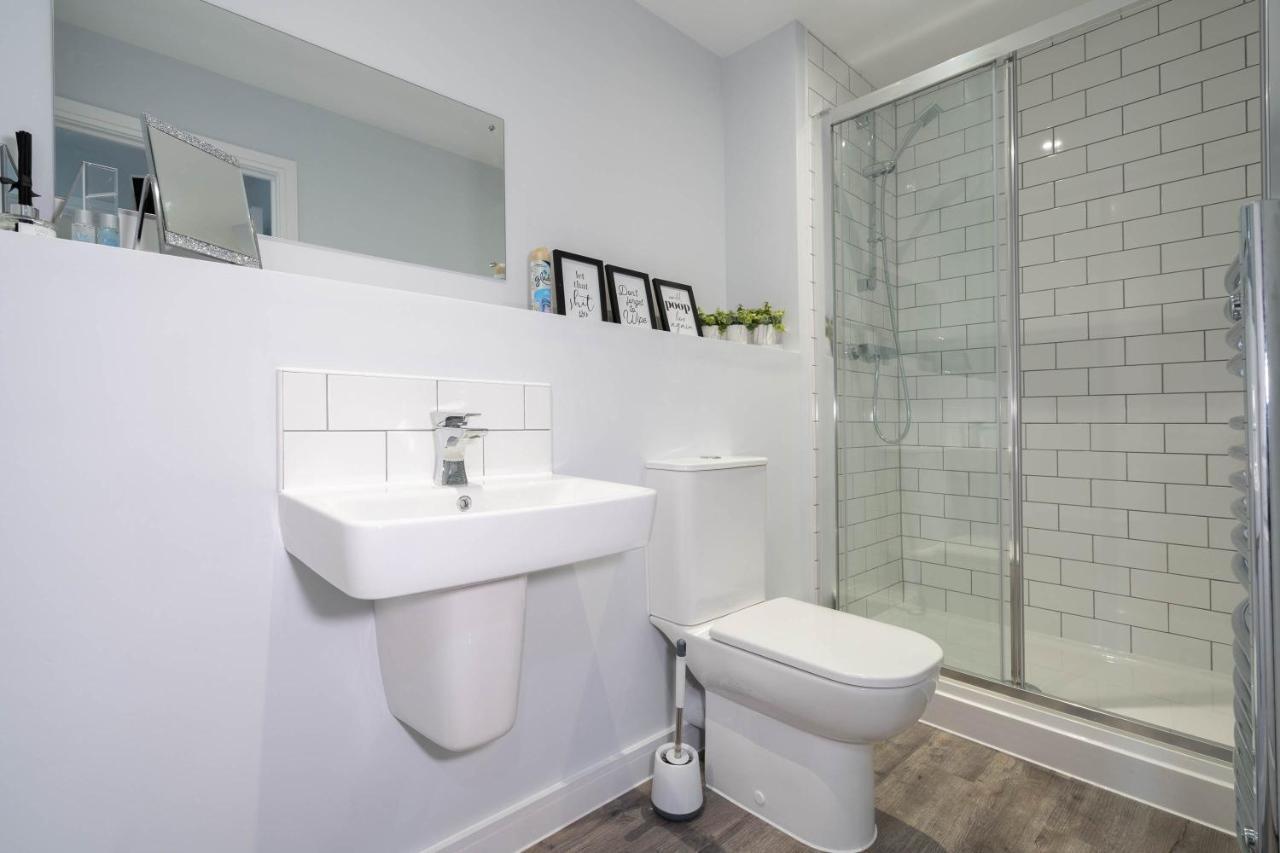 Maevela - Huge 7ft Emperor Luxury 2 Bed - With Parking - New Build - Centre, Digbeth - Rooftop Terrace - Ps4 & Smart Tv's Birmingham