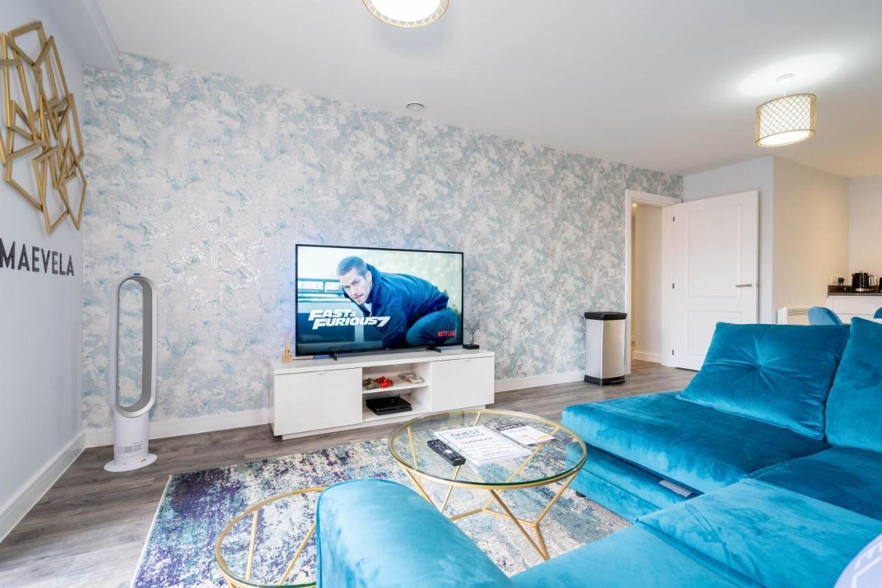 Maevela - Huge 7ft Emperor Luxury 2 Bed - With Parking - New Build - Centre, Digbeth - Rooftop Terrace - Ps4 & Smart Tv's * Birmingham
