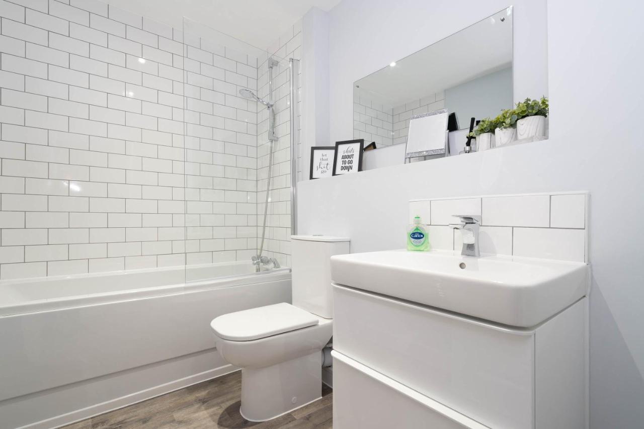 Maevela - Huge 7ft Emperor Luxury 2 Bed - With Parking - New Build - Centre, Digbeth - Rooftop Terrace - Ps4 & Smart Tv's Birmingham