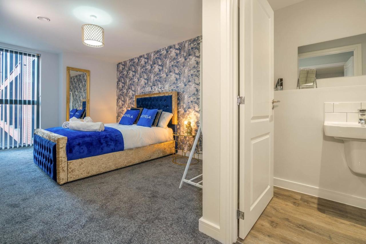 Maevela - Huge 7ft Emperor Luxury 2 Bed - With Parking - New Build - Centre, Digbeth - Rooftop Terrace - Ps4 & Smart Tv's