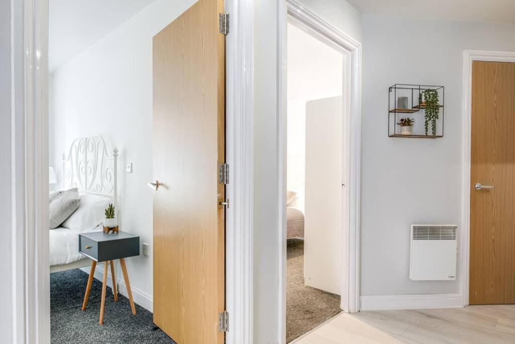 Luxury 2bed Spacious Apartment- Centre- Free Parking Apartment