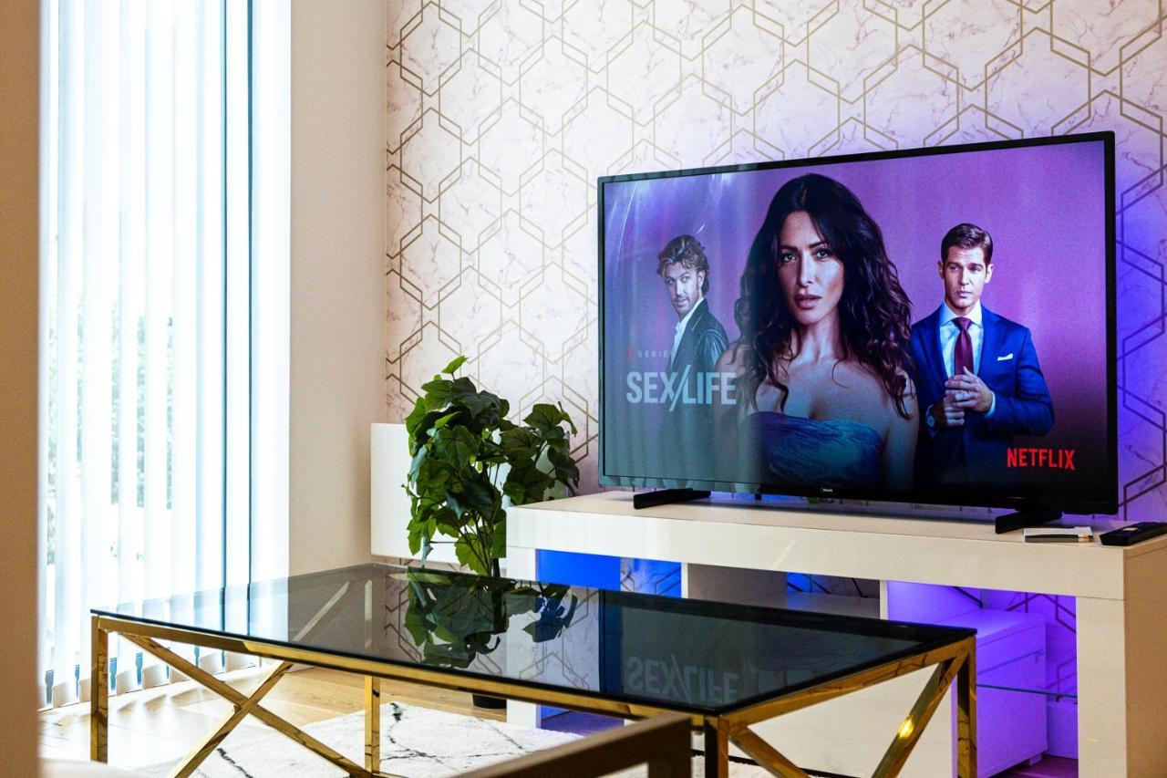 Apartment Maevela Apartments - Pink Luxury 1 Bed Apartment City Centre - 5 Min Walk From Bullring, Cube, Mailbox, New Street Station - Free Netflix & Wifi - No Parking Birmingham