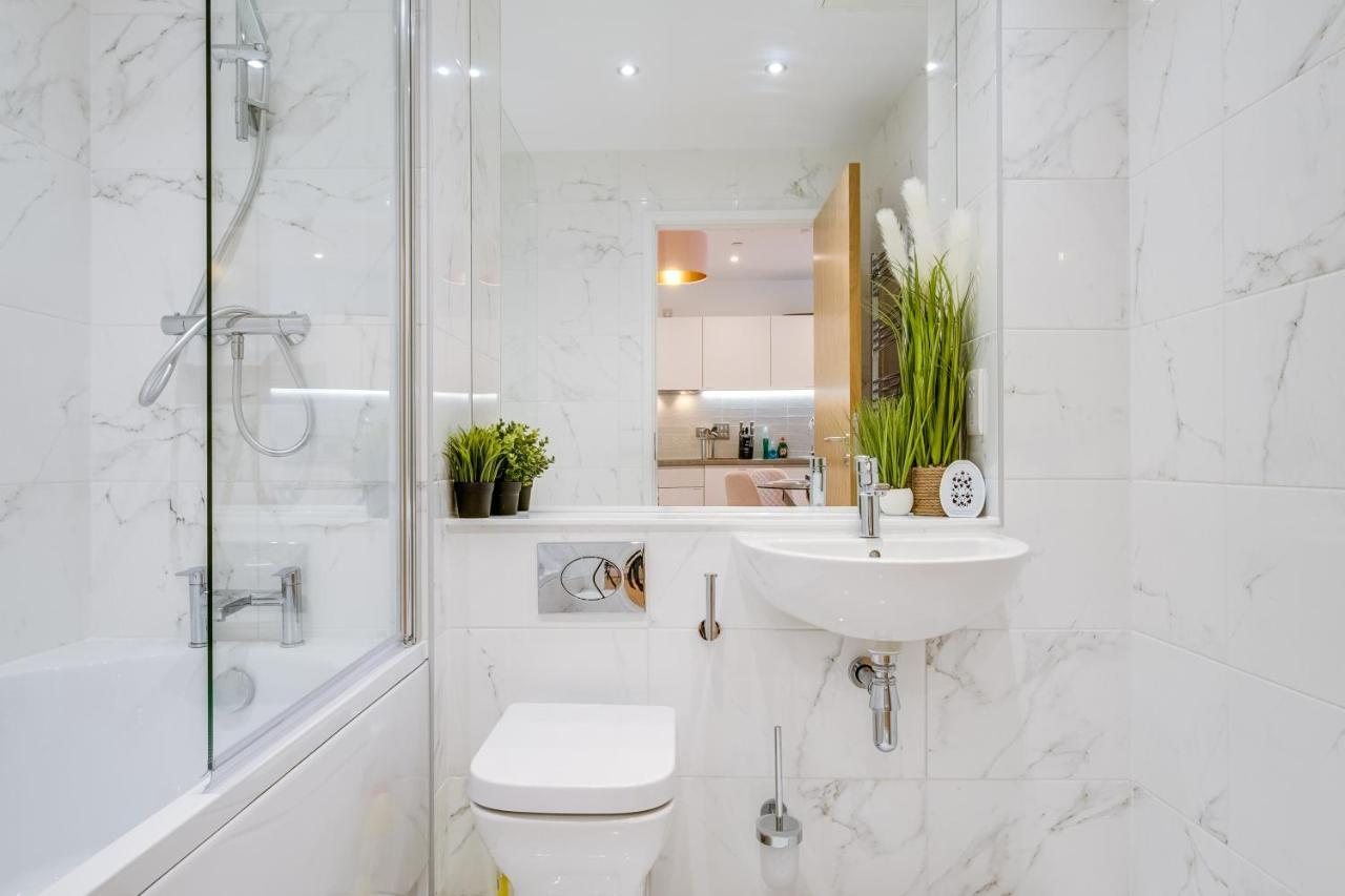 Maevela Apartments - Pink Luxury 1 Bed Apartment City Centre - 5 Min Walk From Bullring, Cube, Mailbox, New Street Station - Free Netflix & Wifi - No Parking * Birmingham