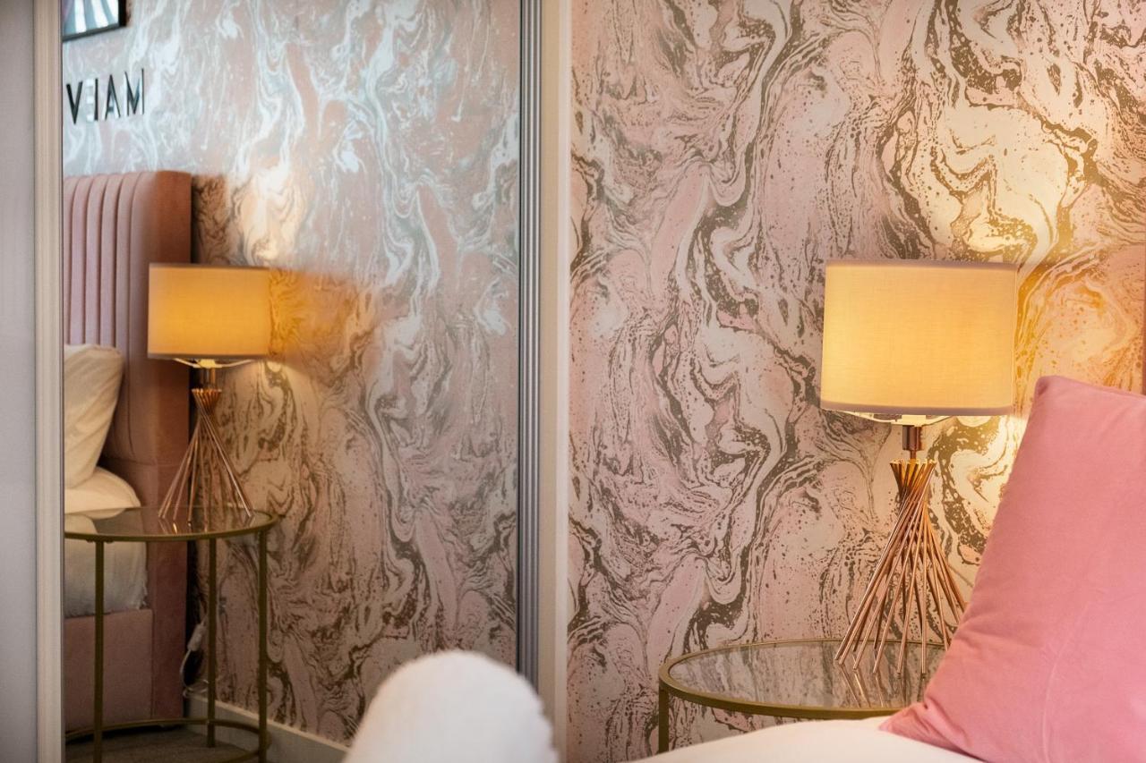 Maevela Apartments - Pink Luxury 1 Bed Apartment City Centre - 5 Min Walk From Bullring, Cube, Mailbox, New Street Station - Free Netflix & Wifi - No Parking Birmingham