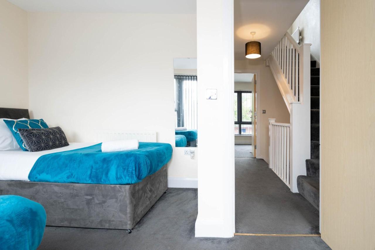 Centre Townhouse - 3 Bedrooms - Garage - Parking - Rated Holiday home Birmingham