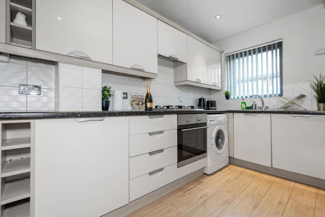 Holiday home Centre Townhouse - 3 Bedrooms - Garage - Parking - Rated Birmingham