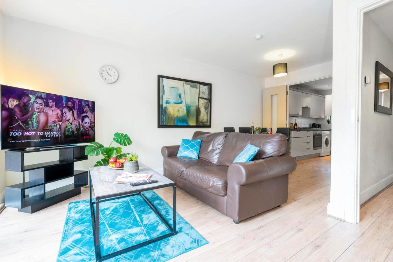 Centre Townhouse - 3 Bedrooms - Garage - Parking - Rated *
