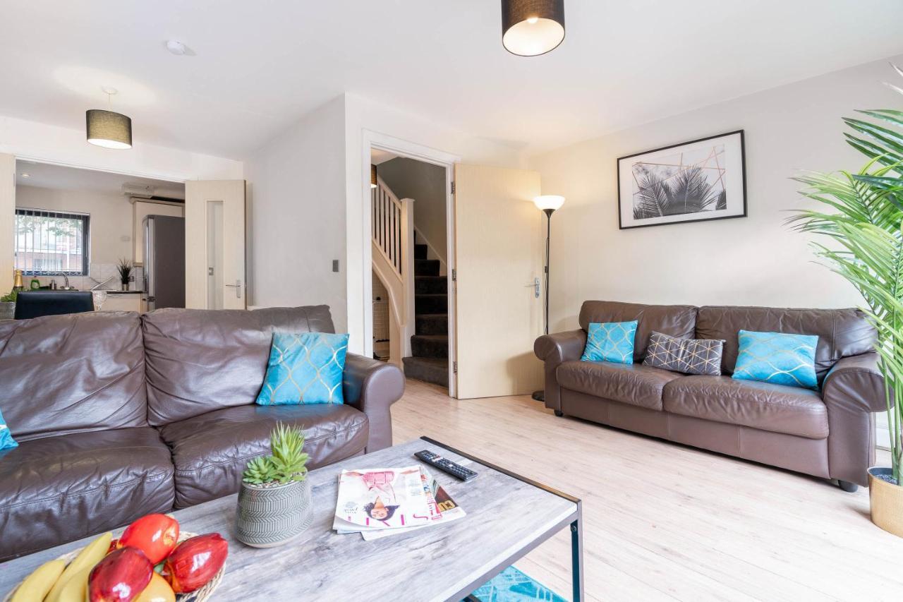 Centre Townhouse - 3 Bedrooms - Garage - Parking - Rated Holiday home Birmingham