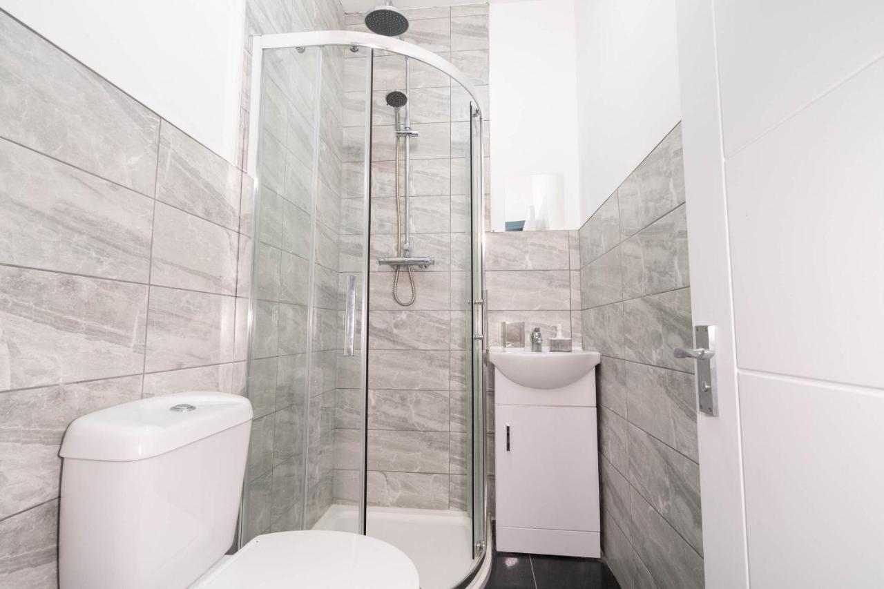Chic Studio Oasis, West Midlands! Apartment *
